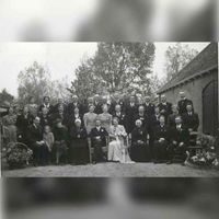 Bruiloft van Gert van Rooijen van De Steenen Poort en Riek van Benthem op de boerderij van Van Benthem in 't Goy. Op de voorste rij links zit burgemeester Los met zijn dochter en vrouw op 7 mei 1940. Bron: RAZU, 353.