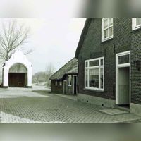 De linkerzijgevel van boerderij De Steenen Poort met links het poortgebouw in 1976. Bron: RAZU, 353.