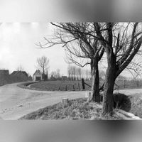 Gezicht op boerderij De Steenen Poort (links) aan de Warinenpoort 90-90a in februari 1967, toen nog gelegen aan de Van Tiellandtweg nr. 3. Bron: HUA, catalogusnummer: 839825.