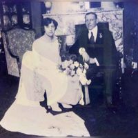 Foto van jhr. Leonard Willem Strick van Linschoten en Constantia Julia Bas Backer op hun huwelijksdag in huis Varenbeek te Bloemendaal op 5 juni 1924. Bron: HUA, 1111-1, 655.