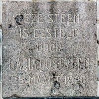 'DEZE STEEN IS GESTELD DOOR MARIA OOSTVEEN 25 MAART 1926', gedenksteen in het zijmuurtje van boerderij Zorgvliet aan De Poort 8 en 10 te Houten in juli 2023. Foto: Sander van Scherpenzeel.