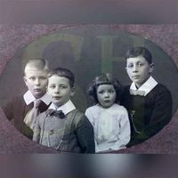 Foto van de kinderen van Willem Jabes van Beeck Calkoen en Adrienne Johanna Magaretha Repelaer in ca. 1916. Bron: HUA, 1135, 436.