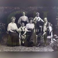Foto van Willem Jabes van Beeck Calkoen en Adrienne Johanna Margaretha Repelaer met hun drie oudste zoons en twee dames op en bij een bank in een tuin in ca. 1910. Bron: HUA, 1135, 431.