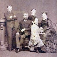 Foto door G.L. Mulder te Utrecht van het echtpaar Van Beeck Calkoen-Ram met de drie oudste kinderen Aarnoud Jan, Francisca Johanna en Willem Jabes uit ca. 1882. Bron: HUA, 1135, 788.