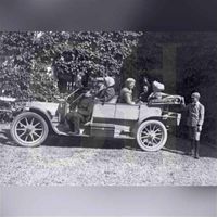 Familieleden Wttewaall in een auto achter het landhuis van het landgoed in ca. 1915-1920. Bron: Huisarchief Wickenburgh, Wttewaall (c).