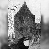 Gezicht op het poortgebouw van het voormalige Kartuizerklooster Nieuwlicht (Laan van Chartroise) te Utrecht, uit het zuidwesten in 1953. Bron: Het Utrechts Archief, catalogusnummer: 80721.
