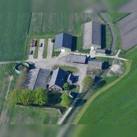 Luchtfoto van boerderij De Grote Maat met bijgebouwen (Maatweg 1 te Cothen) in 2019. Bron: Slagboom en Peeters Luchtfotografie B.V..