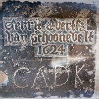 Grafsteen van Gerrit Evertsz. van Schoonevelt, gestorven in 1624. In de vloer van de Nederlands Hersteld Hervormde Kerk in het Oude Dorp van Houten - Pleinkerk in maart 2023. Foto: Sander van Scherpenzeel.
