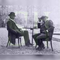 Foto waarop twee heren aan het schaken zijn op het landgoed Wickenburgh in april 1904 op het landgoed Wickenburgh links zittend met een sigaar in de linker hand Jhr. Carel Johan Strick van Linschoten van Rhijnauwen en rechts een heer Wttewaall? Bron: Huisarchief Wickenburgh, Wttewaall (c).