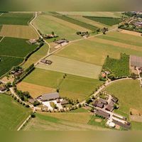 Luchtfoto vanuit het zuiden gezien in juni 1996 van de Binnenweg, wat nu de Binnentuin is. Bron: HUA.