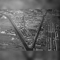 Luchtfoto van de Rivierenwijk te Utrecht, uit het zuiden. Links het Merwedekanaal en rechts de Vaartsche Rijn. Geheel rechts de Julianaweg en omgeving te Jutphaas op 14 december 1949. Bron: HUA, catalogusnummer: 120035.