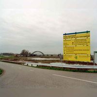 Gezicht over de uiterwaarden van de Lek bij Schalkwijk, waar het natuurgebied Steenwaard ontwikkeld wordt. Op de achtergrond de Lekbrug bij Culemborg op maandag 30 maart 2000. Bron: HUA, catalogusnummer: 843466.
