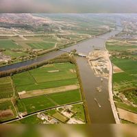 Luchtfoto de splitsing van het Amsterdam-Rijnkanaal (rechts) en het Lekkanaal (links) ten oosten van Nieuwegein, uit het zuidoosten. In het midden de Overeindsebrug en de Plofsluis en rechts de Kanaaldijk op 15 april 1981. Bron: HUA, catalogusnummer: 50136.