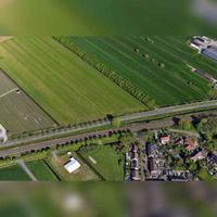 Luchtfoto gezien vanuit zuidoosten met horizontaal de Staatslijn H (Utrecht-'s-Hertogenbosch) met ten noorden ervan de Schalkwijkseweg met ernaast de Biesterwetering. Met rechts ervan het Wickenburghsepad in 2019. Foto: Slagboom en Peeters Luchtfotografie B.V..