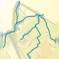 Kaart van het noordelijke deel van de gemeente Houten in 2012 met middenin de Blauwe Sloot ten noordoosten van het Fort bij 't Hemeltje. Rechtsboven de Staatslijn H (Utrecht-'s-Hertogenbosch) in 2012. Kaart: Hoogheemraadschap De Stichtse Rijnlanden, Houten, 2012.