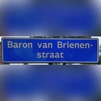 Straatnaambord Baron van Brienenstraat te Stad aan 't Haringvliet op maandag 10 juni 2020. Foto: Sander van Scherpenzeel.