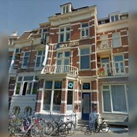 In 1910 woonde Jhr. Willem Eugene (W.E.) Bosch van Oud-Amelisweerd op de Biltstraat 118, volgens het telefoonboek van de regio Utrecht. Hij huurde het huis van een organisatie. Volgens het kadaster was hij niet de eigenaar van het pand. Pand aan de Biltstraat 118. Bron: Google Maps Streetview.