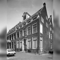 In 1910 woonde Jhr. Jan Willem Marie (J.W.M.) Bosch van Oud-Amelisweerd op aan de Kromme Nieuwegracht 22, volgens het telefoonboek van de regio Utrecht. Hij huurde het huis van een organisatie. Volgens het kadaster was hij niet de eigenaar van het pand. Pand aan de Kromme Nieuwegracht 22. Bron: Het Utrechts Archief, catalogusnummer: 61038.