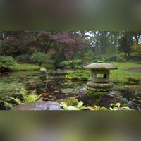 Een van de vele stenen lantaarns - tōrō - in de tuin. A stone lantern in the Japanese garden of Estate Clingendael. Bron: Wikipedia Takeaway - Eigen werk.