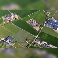 Luchtfoto gezien vanuit het zuidwesten op de Tuurdijk met de gemeentegrens van Houten op Cothen met vanaf links komend de Enghsloot in 2019. Foto: Slagboom en Peeters Luchtfotografie B.V..