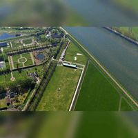 Luchtfoto gezien vanuit het noorden op de Heemsteedseweg en de Heemsteedsewetering, rechtsboven het Amsterdam-Rijnkanaal in 2019. Foto: Slagboom en Peeters Luchtfotografie B.V..