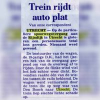 In de zomer van 1986 wordt een auto geschept door een trein in de spoorwegovergang van de Rijndijk bij hofstede De Ketel. Bron: Algemeen Dagblad 31-07-1986, Delpher.nl.