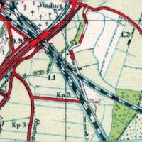 Op deze fragmentskaart uit de periode 1955-1958 is nog te zien dat de spoorwegovergang tot zeker ca. 1955 als gedoog spoorwegovergang in gebruik is geweest in het Rijndijkje en de Rhijnspoorweg. Bron: Topotijdreis.nl.