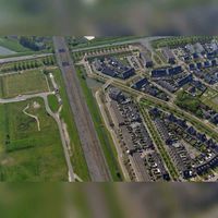Luchtfoto gezien vanuit het noorden, met middenin verticaal de Staatslijn H (Utrecht-&#039;s-Hertogenbosch) met recht ervan het einde van de Houtensewetering-Goyerwetering in 2019. Foto: Slagboom en Peeters Luchtfotografie B.V..