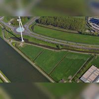 Luchtfoto gezien vanuit het zuidoosten met de Houtensewetering, aansluitend op het Amsterdam-Rijnkanaal met de kruising van de Veerwagenweg met de Heemsteedseweg. Foto: Slagboom en Peeters Luchtfotografie B.V..