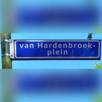 Straatnaambord 'Van Hardenbroekplein' in Driebergen-Rijsenburg in juni 2023. Foto: Sander van Scherpenzeel.