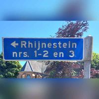Straatnaambord 'Rhijnestein' met verwijzing van de huisnummering te Cothen in juni 2023. Foto: Sander van Scherpenzeel.