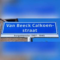 Straatnaambord 'Van Beeck Calkoenstraat' te Cothen, genoemd naar Wilhelmus Frederik van Beeck Calkoen geboren 18 juli 1880 te Cothen en overleden op 14 april 1960. Burgemeester van Cothen van 1907 tot 1945. Foto: juni 2023, Sander van Scherpenzeel.