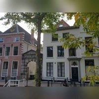 Pand Nieuwegracht (r) nr. 5 en de Hofpoort (l) gezien vanaf de Nieuwegracht (oneven zijde) op zondag 6 september 2020. Foto: Sander van Scherpenzeel.