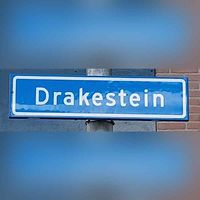 Straatnaambord 'Drakestein' in augustus 2023 in de Amersfoortse wijk Schothorst. Foto: Sander van Scherpenzeel.
