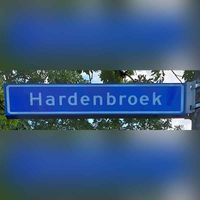Straatnaambord 'Hardenbroek' in de Amersfoortse wijk Schothorst in augustus 2023. Foto: Sander van Scherpenzeel.