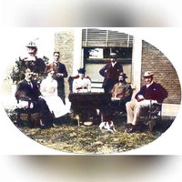 Burgemeester Waller en zijn vrouw (beide zittend achter de tafel) en enkele familieleden voor de voorgevel van 'De Grund', Foto uit ca. 1910.