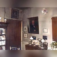 Een gedeelte van de voorkamer van Wickenburgh met familieportretten en de achttiende eeuwse lambrisering. Foto uit 2001. Foto is digitaal ingekleurd en gerestaureerd. Bron: Huisarchief Wickenburgh, Wttewaall.