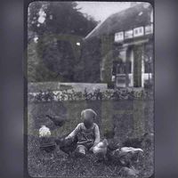 Jongetje spelend in op het gras met om zichheen kippen met op de achtergrond het landhuis Wickenburgh in een onbekende periode. Bron: Huisarchief Wickenburgh, Wttewaall.