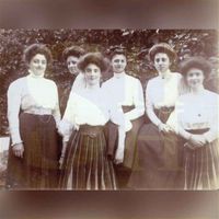 Diverse jongedames Von Son en Testas in augustus 1908. Bron: Huisarchief Wickenburgh, Wttewaall.