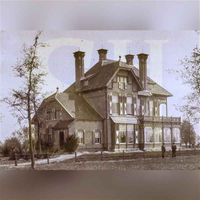Voorkant van het huis Groenewoude aan de Mereveldseweg 1A in 1901, rechts (vermoedelijk) twee heren Wentink. Bron: Familiearchief Wentink.