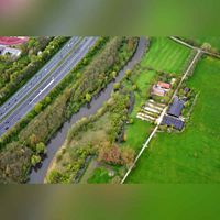 Luchtfoto uit 2016 uit het zuid het zuiden gezien met links rijksweg A27, met rechts ernaast groenzone aan de oever van rivier de Lek met rechts boerderij De Boeije aan de Vossegatsedijk 2a/2b. Foto: Slagboom en Peeters Luchtfotografie B.V.