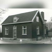Houten woonhuis, Koningslaan 34, gebouwd in 1924 voor T. Veenbrink in ca. 1980. Het huis moest in hout worden uitgevoerd omdat het in de Verboden Kringen van Fort Bij Vechten lag. (wet uit 1853, opgeheven in 1951). Bron: Regionaal Archief Zuid-Utrecht (RAZU), beeldbank.