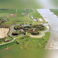 Luchtfoto van het fort Honswijk aan de Lekdijk te Tull en 't Waal (gemeente Houten), uit het westen. Rechts de rivier de Lek op maandag 7 mei 2001. Bron: HUA, catalogusnummer: 85675.