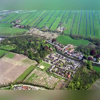 Luchtfoto van Oud-Zuilen (gemeente Maarssen) uit het zuidwesten; met op de achtergrond een gedeelte van de Polder Buitenweg op dinsdag 28 april 1987. Bron: Het Utrechts Archief, catalogusnummer: 50375.