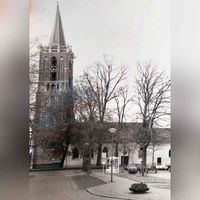 Gezicht op het Plein met links de kerktoren in restauratie in 1989. Foto: O.J. Wttewaall. Bron: RAZU, 033.