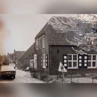 Het hoofdgebouw van boerderij Den Oord, gezien in de periode dat het nog aan de Utrechtseweg lag in 1985-1990. Foto: O.J. Wttewaall. Bron: RAZU, 033.