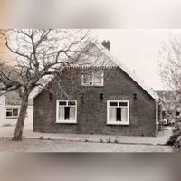 Het bakhuis van boerderij in 1988, nog zonder de luiken aan beide zijde, destijd in bezit van de heet Viljeer. Bron: RAZU, 033.