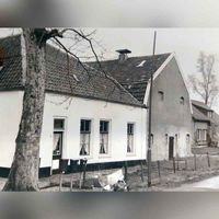 Zijaanzicht van 't Oude Koetshuis van Oud-Wulven aan de Oud Wulfseweg 12 in 1989 met erachter de toenmalige schuur. Foto: O.J. Wttewaall. Bron: RAZU, 033.