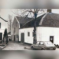 Zijaanzicht van 't Oude Koetshuis van Oud-Wulven aan de Oud Wulfseweg 12 in 1989 met erachter de toenmalige schuur. Foto: O.J. Wttewaall. Bron: RAZU, 033.
