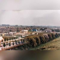 Foto genomen vanaf het gemeentehuis met de in aanbouw- en aanleg zijnde bedrijfsterrein De Molenzoom in 1988. Bron: RAZU, 033.